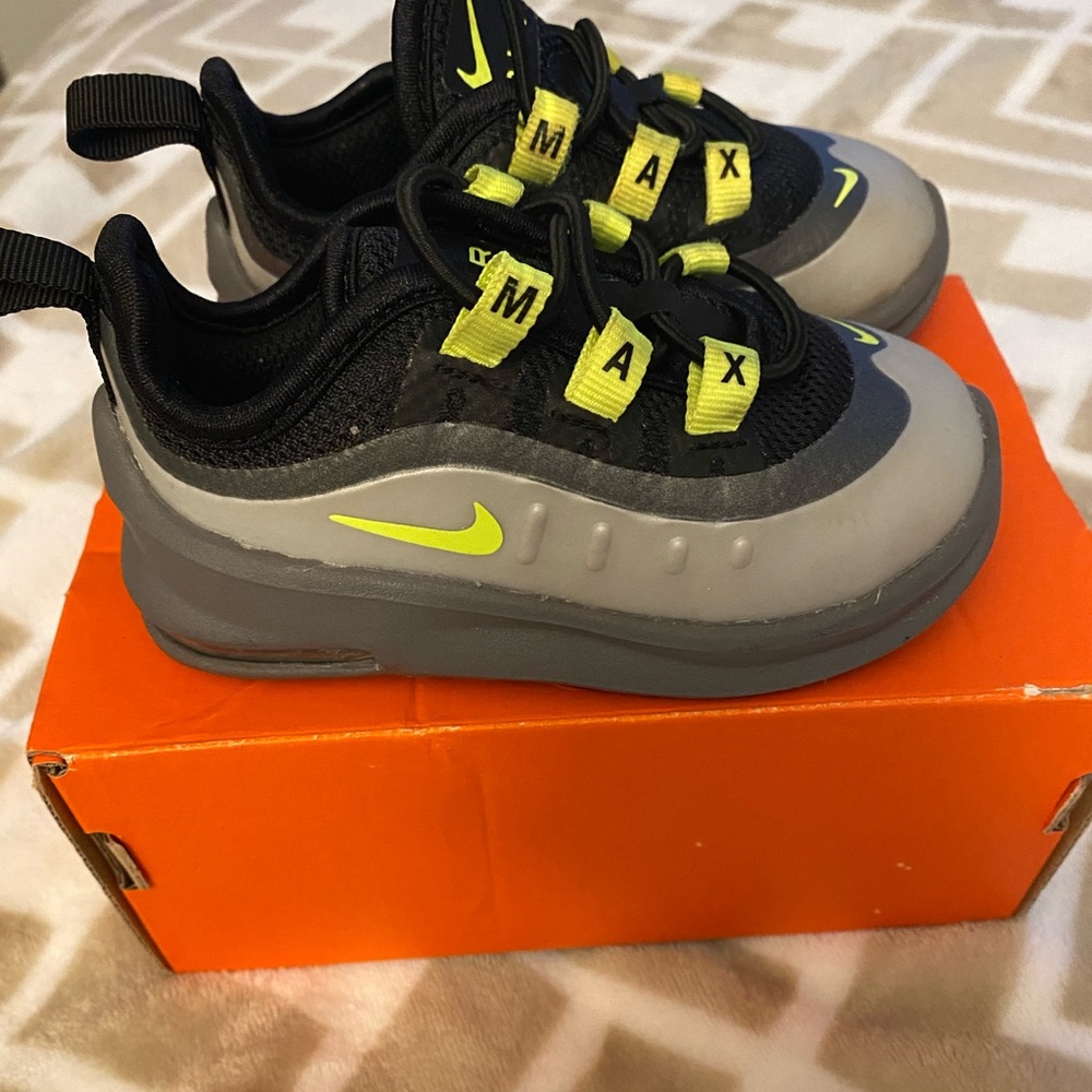 Nike Air Max Axis. Size 5C